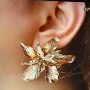 Metal gold flower earrings